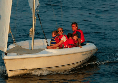 familia navegando velero magnum 5.7