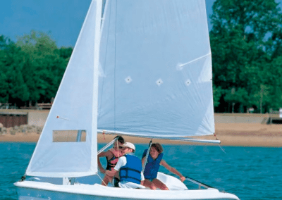 familia con niños navegando velero magnum 5.0